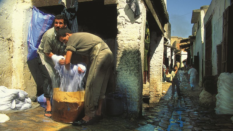 Von Seide und Farben, Foto: Färber Hassan Glaoui 1981 von Eberhard Hahne